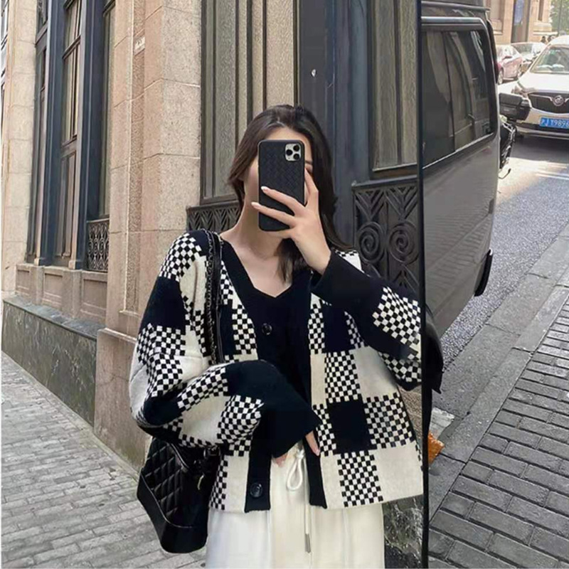 Spring and Autumn V-neck Checkerboard Cardigan Jacket 3